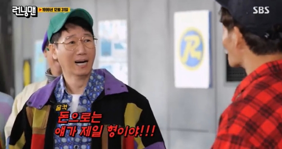 On SBS Running Man broadcasted on the 28th, the scene where Yoo Jae-Suk and Ji Suk-jin revealed the behind-the-scenes story of the party was broadcast.Yoo Jae-Suk said, The biggest issue now is Ji Hyos short cut, referring to Song Ji-hyos changed Hair style.So, Jeon So-min said, Ji Hyo-hyun decided to buy his brothers heart. You know coffee Prince.Yoon Eun-hye, the sister of Coffee Prince, and Song Ji-hyo said, What the fuck are you talking about? Shut up. Yoo Jae-Suk admired, saying, Ji Hyo is the most handsome member of our members as he cuts his head.In particular, the members released group photos taken at the time of the dinner, and Ji Suk-jin said he returned home first.Furthermore, Yoo Jae-Suk nailed Ji Suk-jin deliberately avoided eye contact to avoid taking Jeon So-min home.Jeon So-min had planned to leave the manager and ride Taxi, who said: The only thing that the minors can take is my brother and me, I took him.So it took me two and a half hours to get to my house. Who did the (meeting) calculation, Jeon So-min wondered, and the members revealed that Ji Suk-jin had passed it on to Yoo Jae-Suk.Ji Suk-jin said, With money, he is the best brother.Haha wondered, OK, I admit I saved money. Why did not you take Somin? And Ji Suk-jin said, I firmly believed that Jae Seok would take me.You were the best to ride Taxi. In addition, Jin Ji-hee, Arryn, and San appeared as 99s because they were born in 1999, and the production team conducted The Prophet of the end of the century Race.The crew selected two prophets under the names Nostra and Damus, and the members participated in the game by dividing them into three teams for each mission.The Prophets predicted the results before the game began, and had to make their team last; Haha was suspected from the first mission, and did not even make an excuse.Kim Jong-guk, along with Haha, drove Yang Se-chan to the prophet.Haha and Ji Suk-jin were then named finalists in a vote to round up the Prophets; Haha and Ji Suk-jin were automatically awarded penalties.The actual Haha was a nostra, and Yang Se-chan hid the fact that he was Damus.Photo = SBS broadcast screen