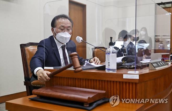 의사봉 두드리는 윤재옥 국회 정무위원장 (서울=연합뉴스) 하사헌 기자 = 윤재옥 국회 정무위원장이 29일 서울 여의도 국회에서 열린 정무위원회 전체회의에서 의사봉을 두드리고 있다. 2021.11.29 [국회사진기자단] toadboy@yna.co.kr