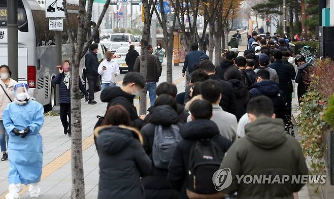 선별진료소 검사 기다리는 시민 (서울=연합뉴스) 임헌정 기자 = 국내 신종 코로나바이러스감염증(코로나19) 신규 확진자 수가 3천309명을 기록, 휴일임에도 3천명대를 보인 29일 서울 송파구 보건소 선별진료소에서 시민들이 검사를 기다리고 있다. 2021.11.29 kane@yna.co.kr