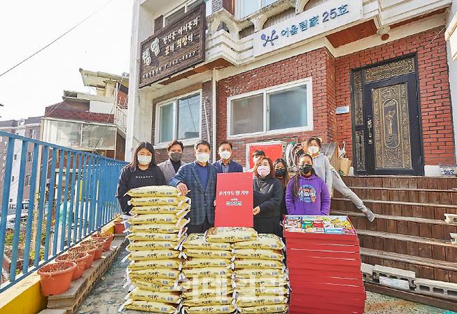 금호건설 관계자가 종로 창신동에 있는 청암지역아동센터에 ‘온기 가득 쌀’ 50포대를 전달하고 있다. (사진=금호건설)