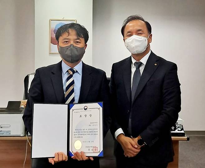 문정주 금호타이어 전략혁신팀 책임(왼쪽)이 김진수 한국에너지공단 서울지역본부장과 기념사진을 찍고 있다.(금호타이어 제공)© 뉴스1