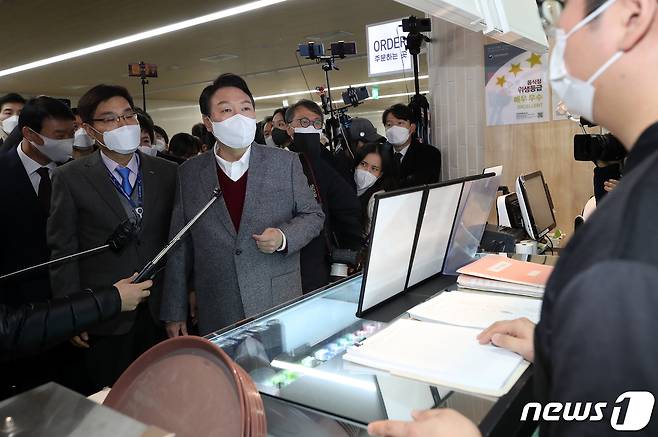 윤석열 국민의힘 대선 후보가 30일 오전 충북 청주시 청주국제공항을 방문해 식당 직원과 대화를 나누고 있다. 2021.11.30/뉴스1 © News1 오대일 기자