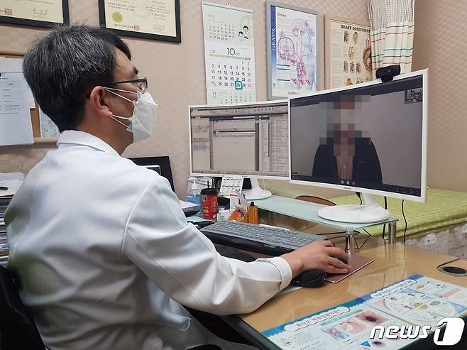 김해지역 재택치료 전담의료기관의 비대면 진료 모습, (김해시 제공) © 뉴스1