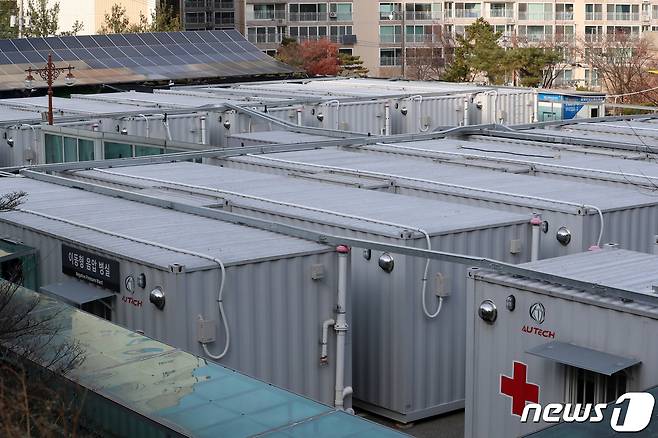 28일 서울 은평구 서울시립서북병원 주차장에 위중증 환자 급증에 대비한 이동형 음압 병실이 설치되어 있다. © News1 황기선 기자