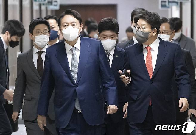 국민의힘 윤석열 대선 후보(왼쪽)와 권성동 사무총장. 2021.11.22/뉴스1 © News1 구윤성 기자
