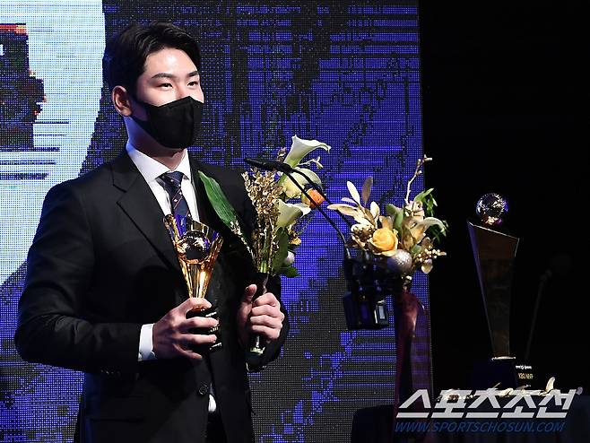 2021 KBO 시상식이 29일 서울 강남구 논현동 임피리얼팰리스에서 열렸다. 출루율상을 수상한 LG 홍창기가 수상 소감을 말하고 있다. 논현동=박재만 기자 pjm@sportschosun.com/2021.11.29/