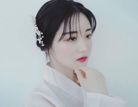 한국화가 황예은은 한옥을 주제로 독특한 미술 세계를 구축한 신예 작가다. 지난 24일부터 서울 종로구 인사동 갤러리루벤에서 개인전을 열고 있다. /갤러리루벤 제공