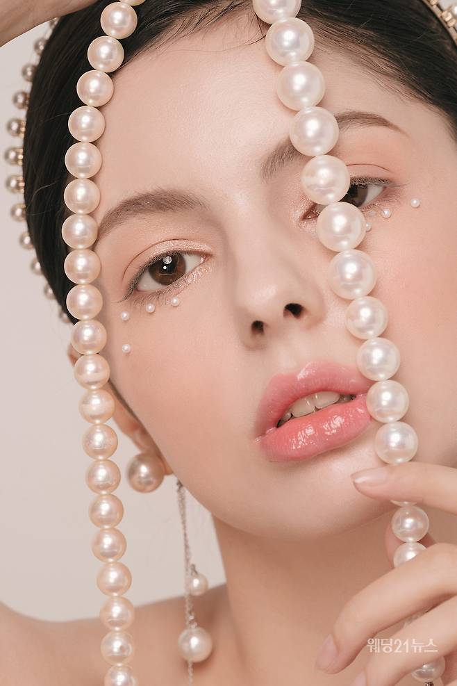 사진 : 헤어 미영(보보리스),&nbsp;메이크업 박소연(연화메이크업), 드레스 에델린꾸뛰르, 에디터 조윤예,&nbsp;포토그래퍼 강석현(퍼스트픽스튜디오),&nbsp;모델 소야,&nbsp;소품제작 김수정,&nbsp;제품협찬 로제블랑