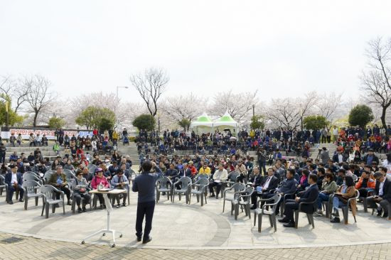 허석 순천시장이 시민과 직접 대화와 소통을 나누는 광장토론 장면(사진=순천시 제공)