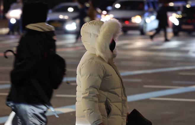 비가 갠 뒤 강한 바람과 함께 기온이 내려간 30일 오후 퇴근길에 나선 시민들이 추위에 웅크린 채 서울 세종로 거리를 지나가고 있다./연합뉴스