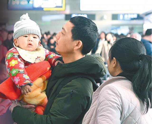 중국 베이징의 한 기차역에서 한 부부가 어린아이와 함께 있다. 중국은 2016년부터 두 자녀를 허용하는 정책을 시행하고 있지만 출산율은 계속 감소하고 있다. 사진출처 바이두