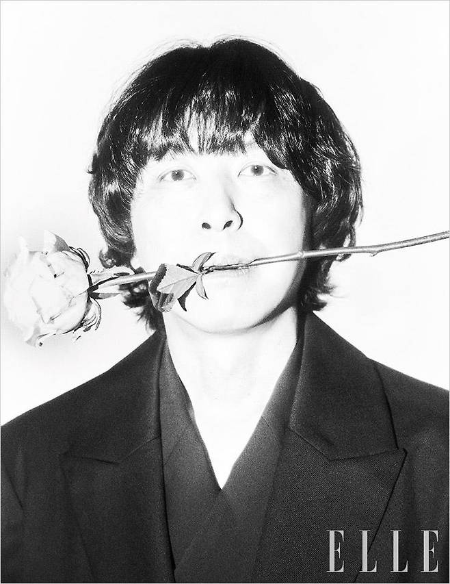 김진만이 입은 블랙 테일러드 재킷은 Moon Choi. 스터드 장식의 블랙 턱시도 코트는 H&M.