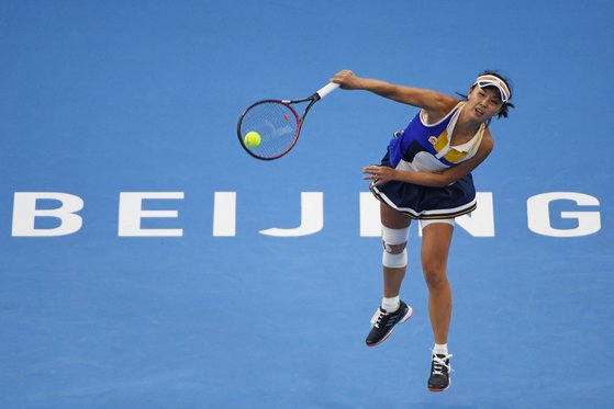 2017년 중국 베이징에서 열린 차이나오픈 여자 테니스 단식에서 펑솨이가 서브를 넣고 있다. [AFP=연합뉴스]