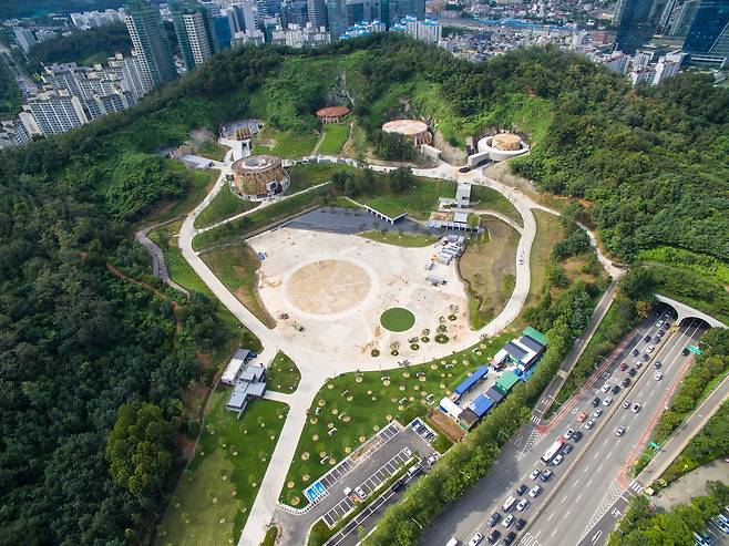 마포 문화비축기지의 전경. 거대한 탱크들 사이로 산책로가 조성돼 있다. 사진 문화비축기지