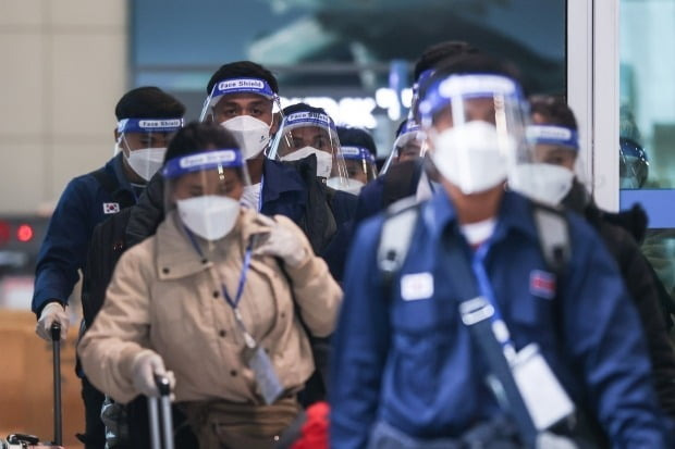 이동하는 해외입국자들. 사진은 기사와 무관함. /사진=연합뉴스