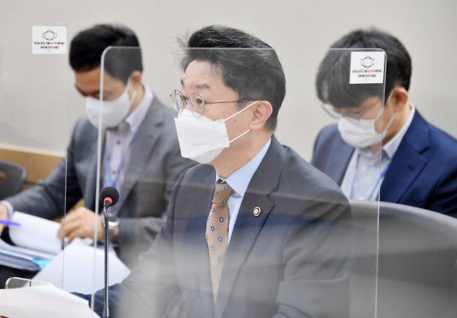 이억원 기획재정부 차관이 29일 서울 광화문 정부서울청사에서 열린 ‘제20차 요소수 수급 관련 범부처 합동 대응 회의’를 주재하고 있다. 연합뉴스