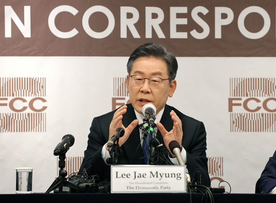 Ruling Democratic Party presidential candidate Lee Jae-myung, former Gyeonggi governor, answers questions from foreign correspondents at the Korea Press Center in Seoul, November 25. [JOINT PRESS CORPS]