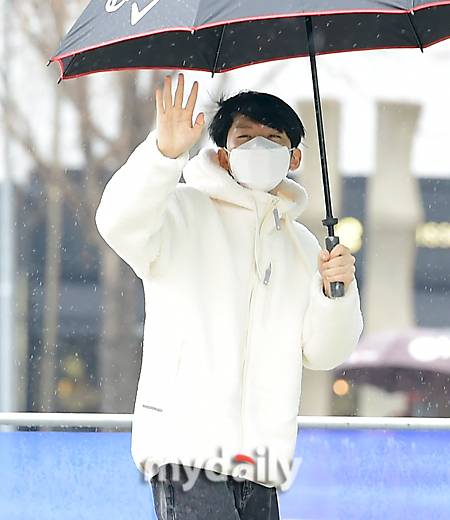 ▲ 한 손에 우산을 한 손으로 팬들에게 반갑게 손인사