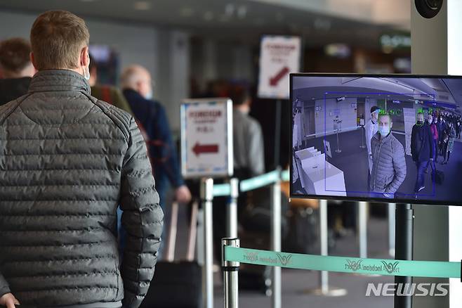 [인천공항=뉴시스] 배훈식 기자 = 코로나19 변이 바이러스 오미크론이 아프리카와 유럽을 중심으로 확산된 29일 오전 인천국제공항 제1여객터미널을 통해 프랑크푸르트, 하바롭스크 발 항공기를 이용한 승객들이 체온 측정 카메라를 통과하고 있다.(공동취재사진) 2021.11.29. photo@newsis.com