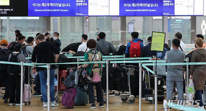 [인천공항=뉴시스] 권창회 기자 = '위드 코로나'가 임박하면서 끊겼던 해외여행 수요가 늘어날 것으로 기대되는 10일 오후 인천국제공항 제1터미널에서 여행객들이 출국수속을 밟고 있다. 여행업계에 따르면 지난 7월 트래블버블 협약을 맺은 사이판 여행 상품은 연말까지 마감 상태다. 2021.10.10. kch0523@newsis.com