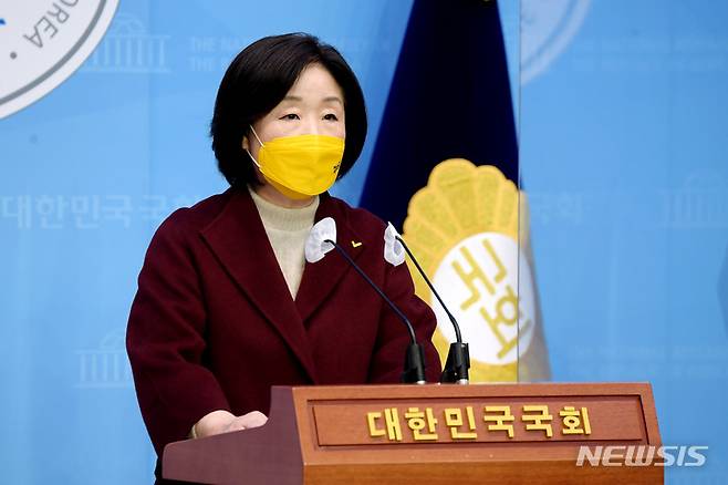 [서울=뉴시스] 최진석 기자 = 심상정 정의당 대선 후보가 30일 오전 서울 여의도 국회 소통관에서 보육공약 발표 기자회견을 하고 있다. (공동취재사진) 2021.11.30. photo@newsis.com