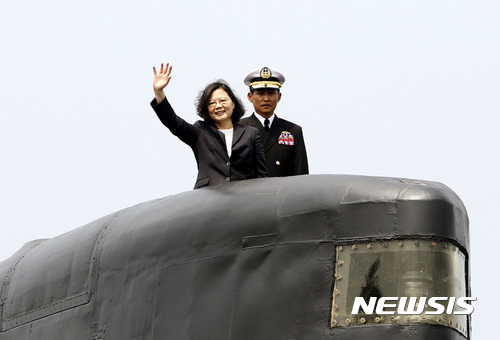 【가오슝=AP/뉴시스】차이잉원 대만 총통이 21일 남부 가오슝에 있는 쭤잉 해군기지를 방문해 잠수함에 탑승해 손을 흔들고 있다. 차이 총통은 대만 방위력을 향상시키기 위해 잠수함을 자체 생산하는 계획을 추진 중이다.  2017.03.21