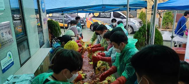 한수원 원전건설처 직원들이 배추김치 1천포기를 담그고 있다. 한수원 제공