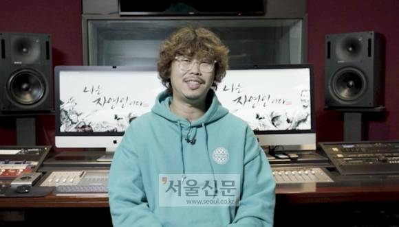 ‘나는 자연인이다’를 연출하고 있는 박성우PD가 서울신문과 인터뷰하고 있는 모습