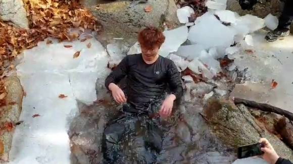 얼음 물 속에 직접 입수하는 박성우PD(자료=MBN)