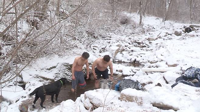 ‘나는 자연인이다’진행자 개그맨 이승윤씨가 자연인 한 분과 얼음 물 속에 있는 모습(자료=MBN)