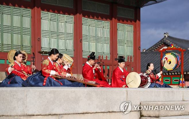 시각장애인들로 구성된 관현맹인전통예술단 단원들이 10일 오후 서울 경복궁 수정전 앞에서 궁중음악 공연을 펼치고 있다. 관현맹인은 조선시대 궁중에서 현악기와 관악기를 연주한 맹인 악사를 뜻한다. 2021.11.10 연합뉴스