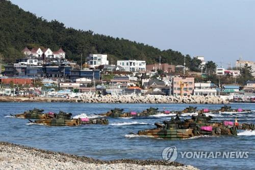 해병대, 상륙 작전   (포항=연합뉴스) 손대성 기자 = 31일 경북 포항시 북구 송라면 해안에서 열린 호국훈련의 하나로 진행된 합동 상륙훈련에서 해병대 1사단 소속 한국형 상륙돌격장갑차가 해변으로 돌진하고 있다. 2021.10.31
    sds123@yna.co.kr