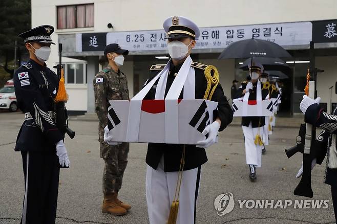 육군 6군단 한국전쟁 전사자 발굴유해 합동 영결식 (포천=연합뉴스) 육군 6군단은 30일 경기도 포천시 군단사령부에서 6·25 전사자 발굴유해 합동 영결식을 진행했다. 사진은 장병이 유해를 운구하는 모습. 2021.11.30 [육군 6군단 제공. 재판매 및 DB 금지] andphotodo@yna.co.kr