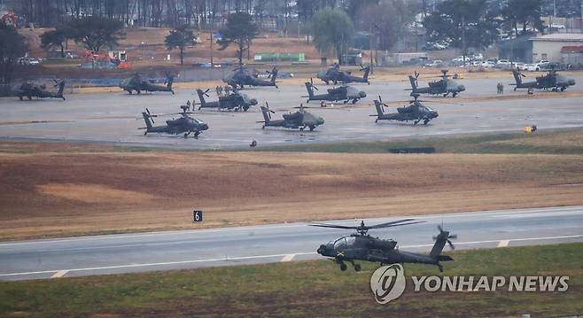 주한미군 아파치헬기·포병여단 순환배치에서 상시주둔 전환 (평택=연합뉴스) 홍기원 기자 = 미국 정부가 한반도에 순환 배치해 온 아파치 공격헬기 부대와 포병여단 본부를 상시주둔 부대로 전환하기로 했다. 
    사진은 30일 오후 경기도 평택시 캠프 험프리스 아파치 헬기 모습. 2021.11.30 xanadu@yna.co.kr