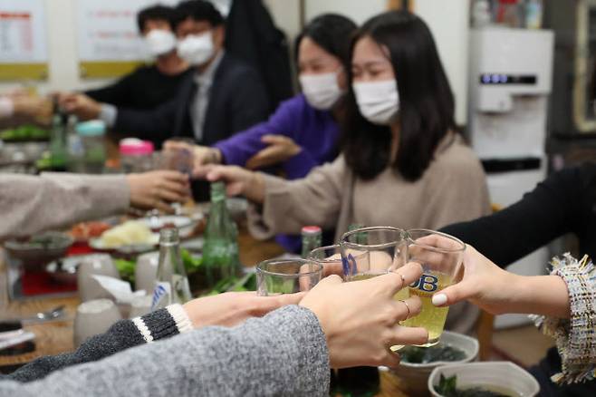 단계적 일상회복(위드 코로나)이 시작된 지난달 1일 낮 광주 북구 용봉동 한 음식점에서 12명 모임을 가진 식당 이용객이 음료수 잔을 부딪치고 있다. 사진=연합뉴스