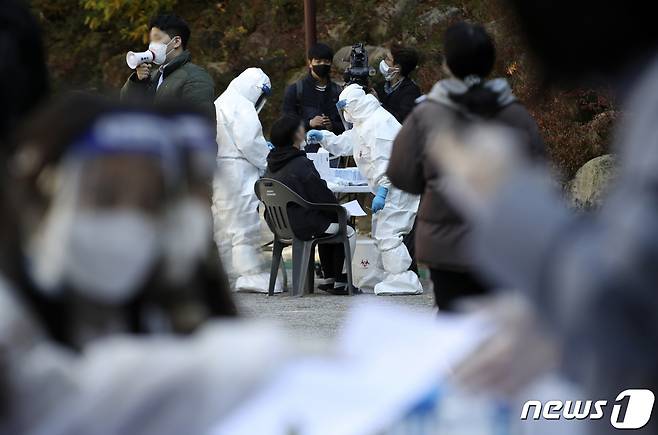 지난 11월11일 울산 남구 한 고등학교에 마련된 신종 코로나바이러스 감염증(코로나19) 임시 선별진료소에서 학생 507명과 교직원 82명에 대해 전수검사가 이뤄지고 있다.  2021.11.11/뉴스1 © News1 윤일지 기자