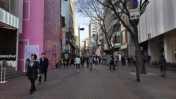 중국 정부가 한국의 사드(THAAD·고고도 미사일 방어체계) 배치를 이유로 한국 단체여행 상품 판매 금지령을 내린지 3주일이 2017년 3월 22일 오후 명동 거리. /박수현