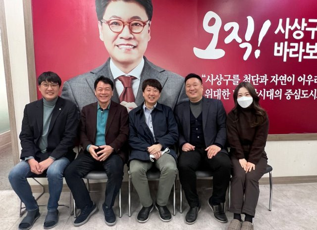 당무를 거부하고 부산을 방문한 이준석(가운데) 국민의힘 대표가 1일 부산 지역구 사무실(부산 사상구)을 격려차 방문해 기념촬영을 하고 있다. 국민의힘 당대표실 제공