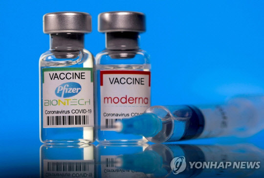 모더나 백신과 화이자-바이오엔테크 백신. <로이터 연합뉴스>
