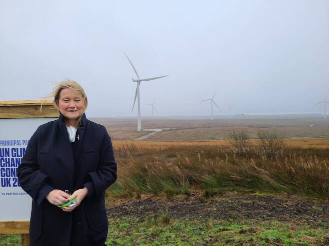 지난달 12일(현지시각) 영국 글래스고 외곽 화이트리 풍력발전단지. 스코티시파워 재생에너지 부문 최고경영자 린드세이 맥퀘이드(Lindsay McQuade) 뒤로 풍력발전기가 보인다.