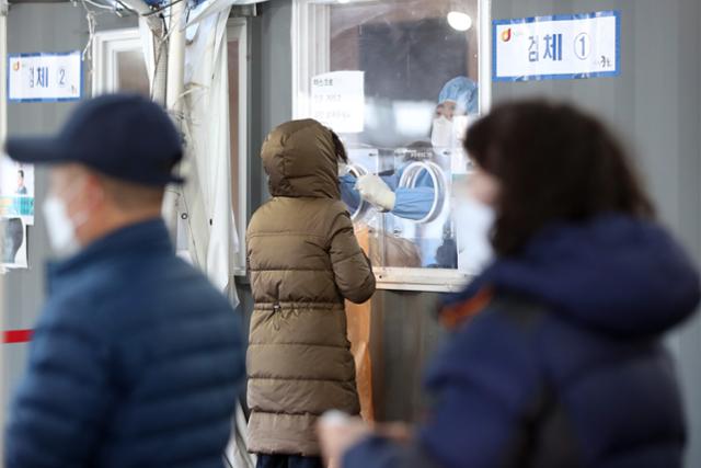 1일 오전 서울 중구 서울역에 마련된 임시선별검사소에서 시민이 검사를 받고 있다. 이날 신종 코로나바이러스 감염증(코로나19) 신규 확진자는 5,123명으로 역대 최다를 기록했다. 뉴시스