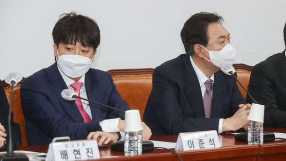 현장풀) 이준석 국민의힘 대표, 윤석열 대선 후보가 25일 오전 서울 여의도 국회에서 열린 최고위원회의에 자리하고 있다. 임현동 기자