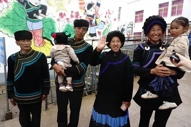 중국 쓰촨성 량산 이족 자치구 간뤄현의 한 마을에 전통 의상을 입은 이족 주민들이 서 있다. 경향신문 자료사진