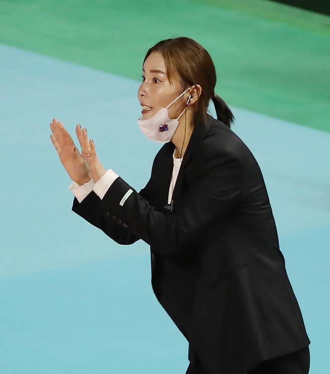 Acting coach Kim Sa-ni of the Hwaseong IBK Altos instructs players in a game against the Incheon Heungkuk Life Pink Spiders in Incheon on Nov. 23. / Yonhap