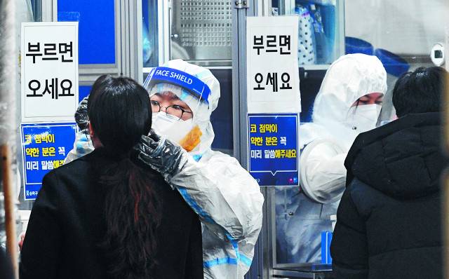 코로나19 신규 확진자가 3032명 발생하며 사흘 연속 3000명대를 기록한 30일 서울 송파구보건소 선별검사소에서 시민들이 코로나 검사를 받고 있다. 최현규 기자