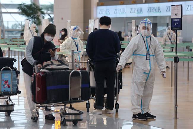 인천공항 ‘긴장’ : 신종 변이인 오미크론 의심환자가 국내에서 발생한 가운데 인천국제공항 방역요원이 지난달 30일 국제선 탑승 수속장에서 발열 체크와 백신 접종 증명서를 확인하고 있다. 연합뉴스