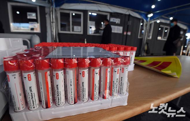 코로나19 신규 확진자가 5천 명을 넘어선 1일 서울역 광장에 마련된 선별검사소 모습. 황진환 기자