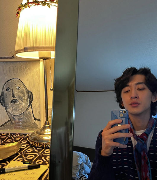 The lesson of group sound Zanabi has unveiled a warm selfie.The lesson of Zanabi said on his SNS on the 1st, I bought a picture of the artist.I wanted to face my life every day with the expression in that picture, so I put it in the best visible place in bed. In the photo, The lesson is taking a selfie with his own smartphone with a scarf around his neck, and the charm of The lesson, who takes a picture with a serious expression, shines.In September, Fantastic Old Fashioned Returns! x Nonsense ll, which features live performances of Zanabis concert for three weeks, was screened at the theater.The lesson met fans from all over the country, making 91 stage greetings in total.Zanabi, who released his third full-length album with various broadcasting activities such as What do you play?, The Great Song of Incorruptibility, Archive K, Cypcock Concert, Yee Hee-yeols Sketchbook and Outnow, is now on rest.