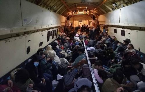 지난달 18일 러시아 공군 소속 일류신(IL)-76 군용수송기를 타고 아프간을 떠나는 사람들.
[타스 연합뉴스 자료사진. 재판매 및 DB 금지]