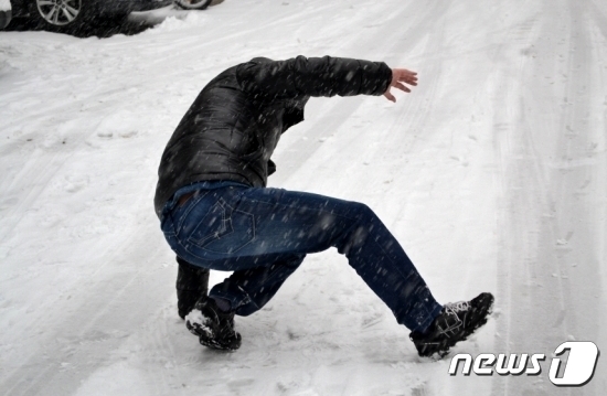 전북 소방당국은 최근 3년(2018년~지난해) 전북지역에서 187건의 빙판길 낙상사고가 발생했다고 밝혔다.© 뉴스1